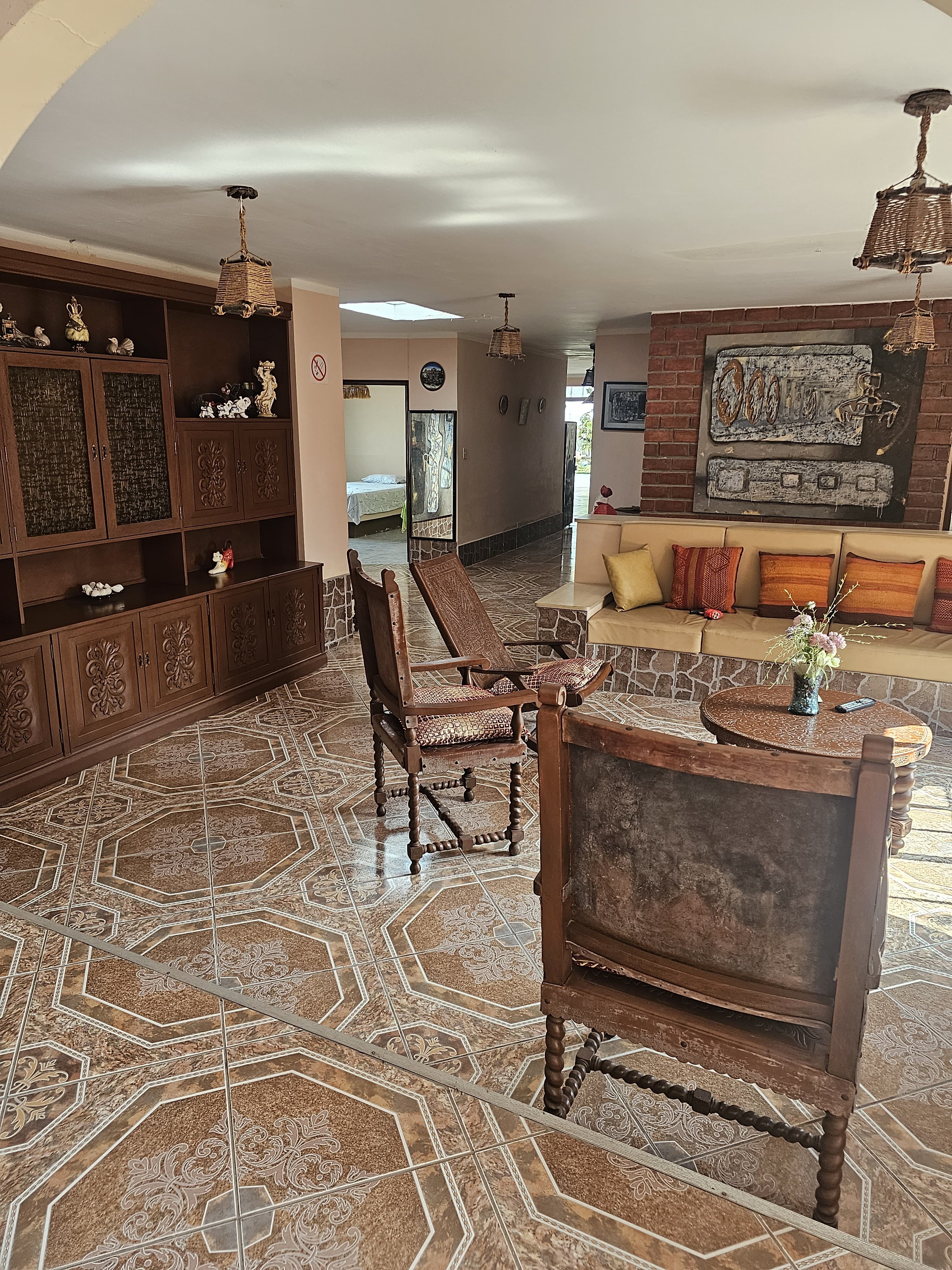 Sala de estar amplia y con iluminación natural