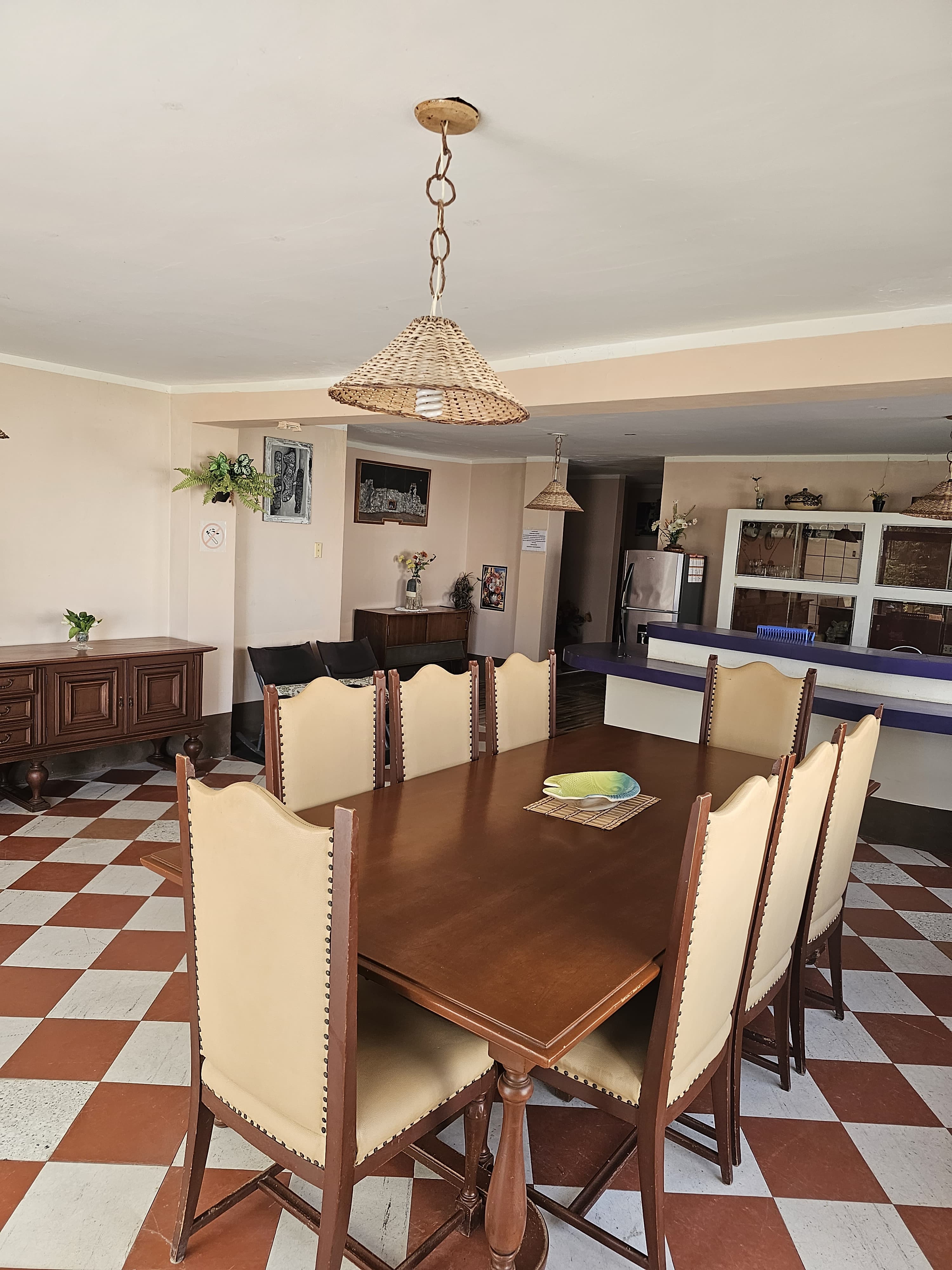 Comedor amplio con vista al jardín